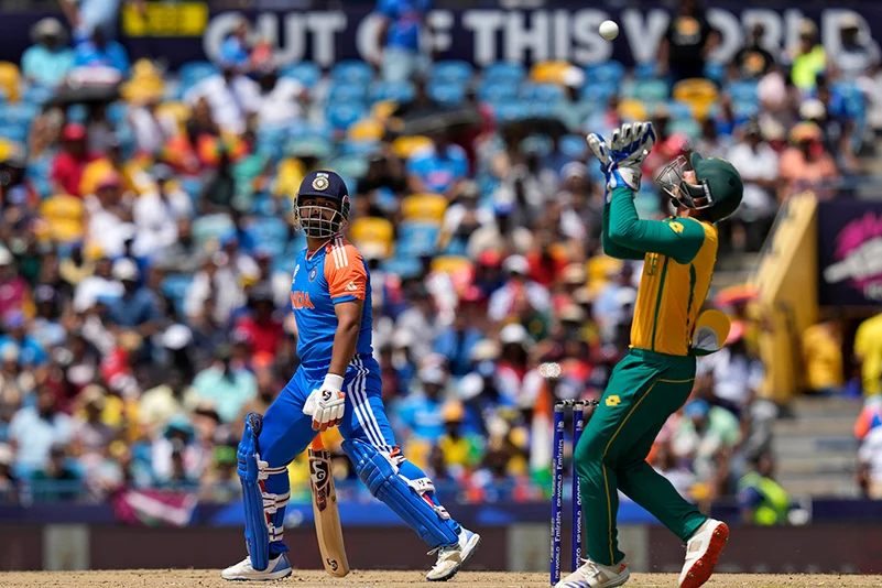 Quinton de Kock takes the catch to get Rishabh Pant out 